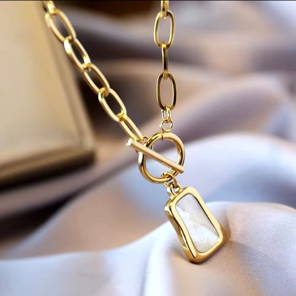Gold plated stainless steel necklace with a mother of pearl pendant - Picture 3 of 9